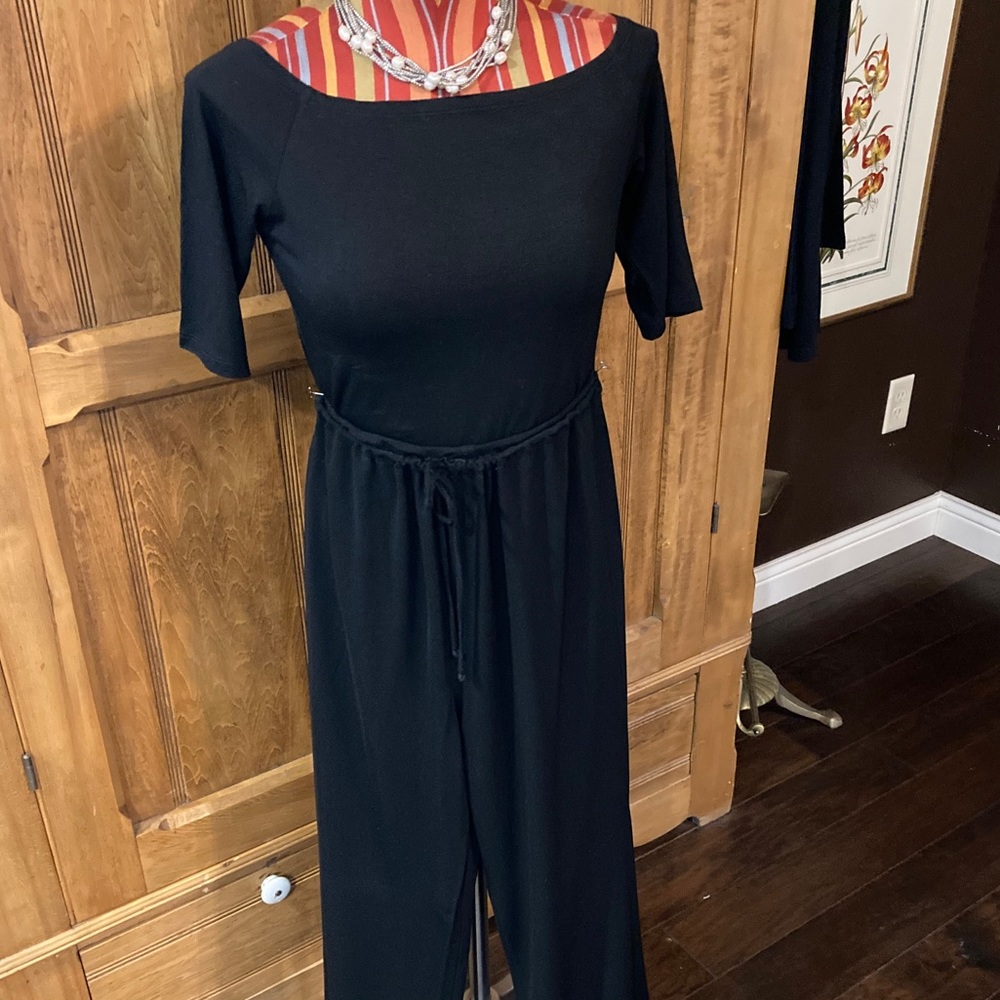 Relaxed drawstring pant. Polyester crepe fabric
